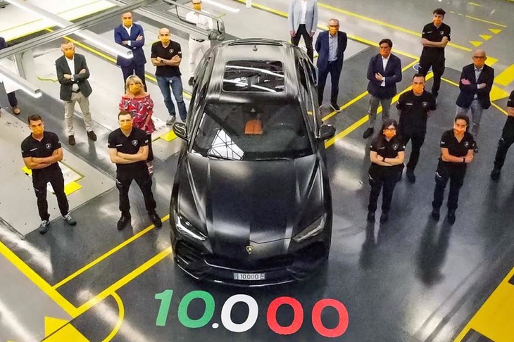 生産開始から2年で1万台がリリースされた、ランボルギーニのスーパーSUV「ウルス」。驚異的とはいうものの、メーカーからすればねらい通りの数字であるに違いない。写真はサンターガタの工場で、生産に関わるスタッフとの記念ショット。