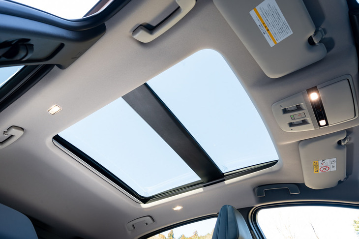「リミテッド」に標準装備されていた、リモート機能付きのパノラミックガラスルーフ。カタログモデルにもオプションで用意されている。