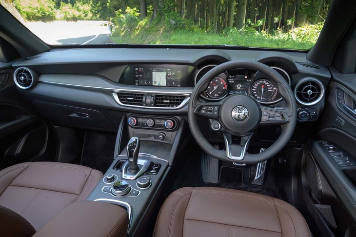 ダッシュボードを飾るグレーオークのウッドパネルは「Ti」専用の仕立て。カーナビゲーションも標準装備だ。