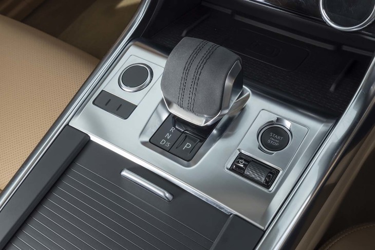 シフトセレクターは、従来のダイヤル式から前後方向のクリック式（バイワイヤ）に改められた。ノブには英国で盛んなスポーツ、クリケットのボールを模したステッチが施されている。