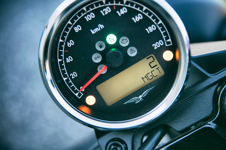 「V7 III」にはコンチネンタル製のABSに加え、「MGCT」と呼ばれるトラクションコントロールシステムが装備されている。介入の度合いは2段階で調整可能となっており、またオフにすることもできる。