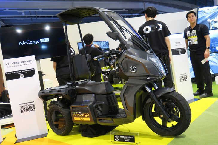 ちなみにaideaは、東京モーターショーのプレスデーのまさにその日（10月23日）に誕生した、新しい日本のメーカー。特徴的なのは、こうしたメーカーとしては今どきめずらしく、車体を日本で製造している点だ。スタッフいわく「以前、海外生産で痛い目を見たので（笑）。やっぱり少数でやっている会社なので、自分たちの目が届く範囲ですべてを管理したい。日本はバイクメーカーが多いのでサプライヤーもしっかりしているし、コスト面での不利も、これから取り返していきます」とのこと。ぜひ頑張ってください。