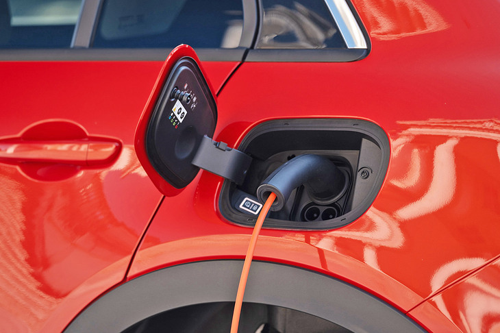 EVの販売は思うように伸びていないのに、マーケット（？）からは「もっとEVシフトを！」と突き上げを食らう欧州の自動車メーカー。今後も当分は、難しいかじ取りを迫られることだろう。