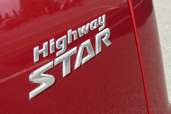 日産セレナ ハイウェイスターG（エンブレム）