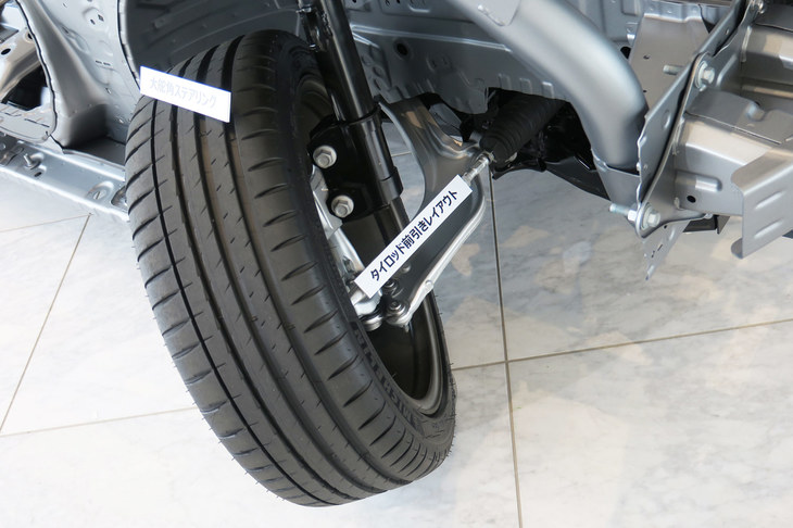 大きな切れ角が特徴の、「ホンダe」のフロントの足まわり。最小回転半径は4.3mだ。