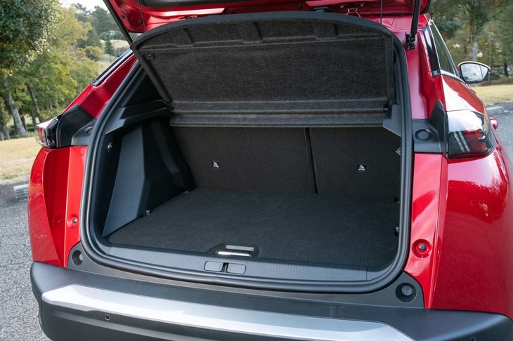 ラゲッジスペースの容量は434～1467リッターと、先代モデル（360～1172リッター）よりも大幅に拡大。フロアボードを上段に固定すると荷室を2段式に使える。
