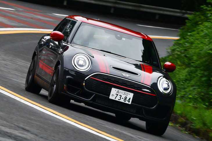 池沢早人師先生が駆る「MINIジョンクーパーワークス クラブマン」。今回の試乗車は、「サンダーグレーメタリック」のボディーカラーに「レッドスポーツストライプ」と「レッドルーフ＆ミラーキャップ」を組み合わせていた。