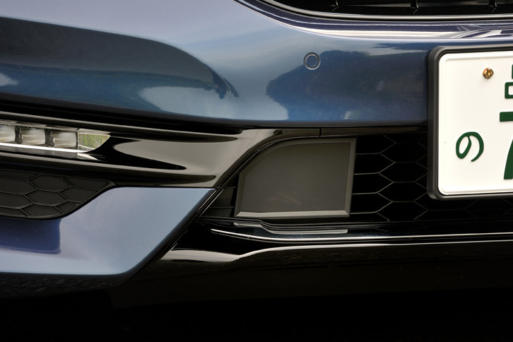 運転支援システム「Honda SENSING（ホンダセンシング）」用のミリ波センサー。ホンダセンシングは機能が強化されたうえで、全車標準装備となった。