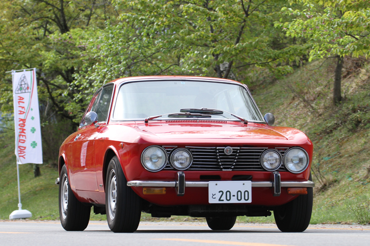 「2000GTV」。1963年にデビューした「ジュリア スプリントGT」に始まる、ベルトーネ在籍時代のジウジアーロの手になるボディーを持つ、通称ジュリア クーペの最終発展型。