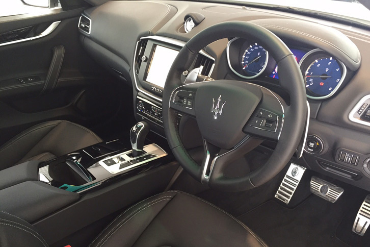 「マセラティ・ギブリ ディーゼル」のインテリア。