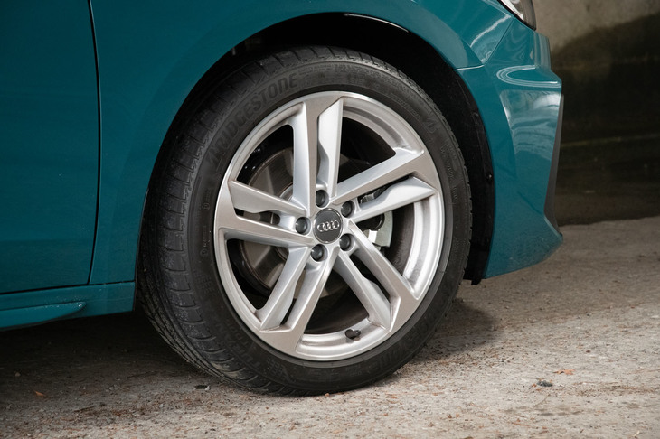 タイヤサイズは全車共通で215/45R17だが、ホイールの意匠はグレードによって異なり、「Sライン」にはポリッシュ加工が施された5ダブルスポークのホイールが装備される。