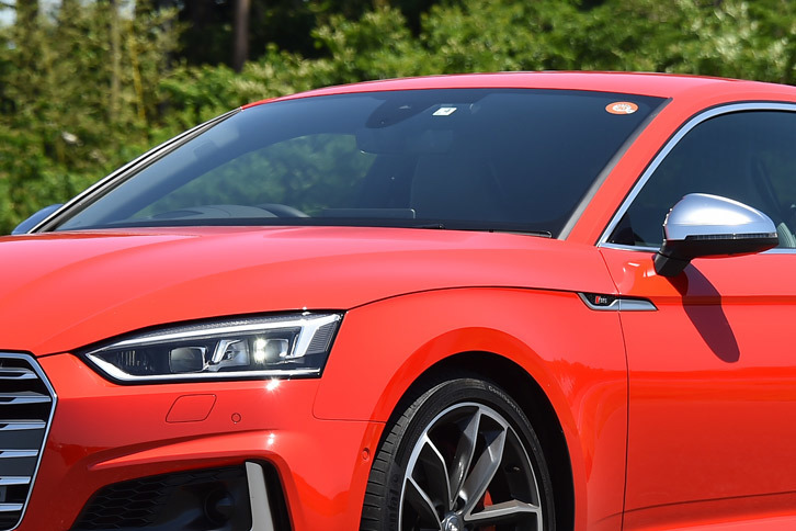 ボディーサイドのシャープなキャラクターラインは、今日のアウディ車に共通する特徴。特にボンネットフードとフェンダーパネルの境の処理は、高度な生産技術がなければなし得ない芸当である。