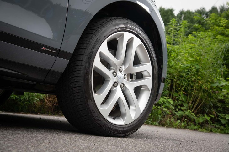 21インチの、5スプリットスポークデザインのホイールはオプション。試乗車には245/45R21サイズの「グッドイヤー・イーグルF1 AT SUV 4×4」タイヤが装着されていた。