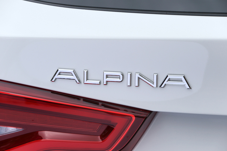 BMW車をベースに、独自の改良を施したラグジュアリーカーを輩出する自動車メーカー、アルピナ。創立は1965年と、すでに半世紀を超える歴史を持つ。
