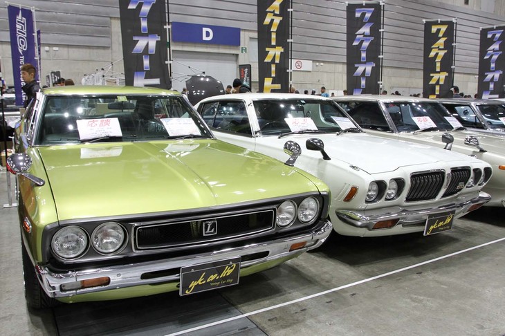 ハコスカやケンメリと並ぶ日産旧車の人気車種である型式名C130こと「日産ローレル ハードトップ2000SGX」（写真左）と、昔は「スカイライン」や「ローレル」の影に隠れていたが、近年は見直されている通称サメブルこと「ダットサン・ブルーバードUハードトップ2000GTX」（同右）。双方ともL20型エンジンを搭載。出展はYKオートで、価格応談。