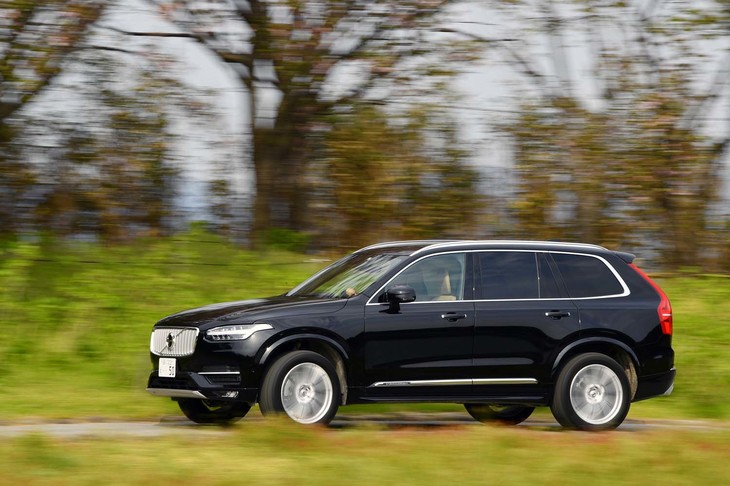 「ボルボXC90 D5」のディーゼルターボエンジンは、「パワーパルス」を搭載。発進から30km/hまでの低速域におけるターボラグを減少させ、スムーズな加速を実現させる。