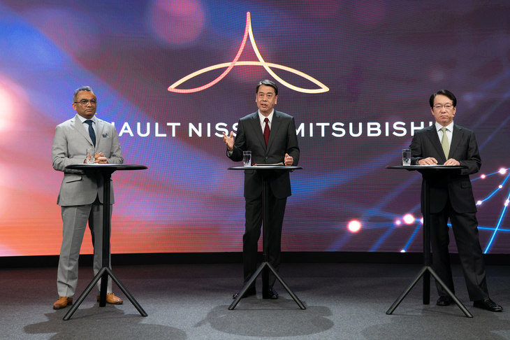 日本側からは、日産の内田 誠社長兼CEO（中央）とアシュワニ・グプタCOO（左）、三菱の加藤隆雄社長兼CEO（右）が参加した。