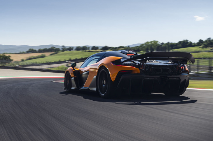 マクラーレンW1の販売台数は、グローバルで399台のみ。200万ポンド（デビューした2024年10月時点で約3億9000万円、2026年6月末のレートでは約4億2600万円）という高価格ながら、発表時にはすでに完売していた。