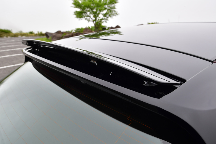 ルーフスポイラーは可動式で、走行モードや車速に応じて、フィンの傾斜角が変化する。