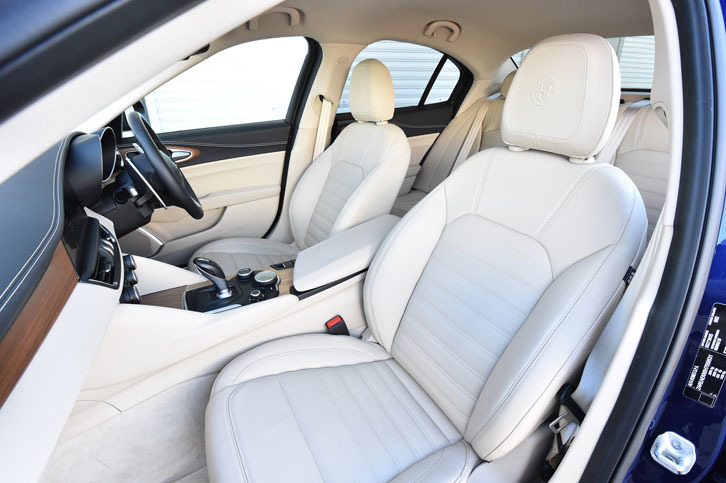 表皮にプレミアムレザーを使用した「ジュリア スーパー」のシート。8ウェイの電動調整機構を標準装備する。