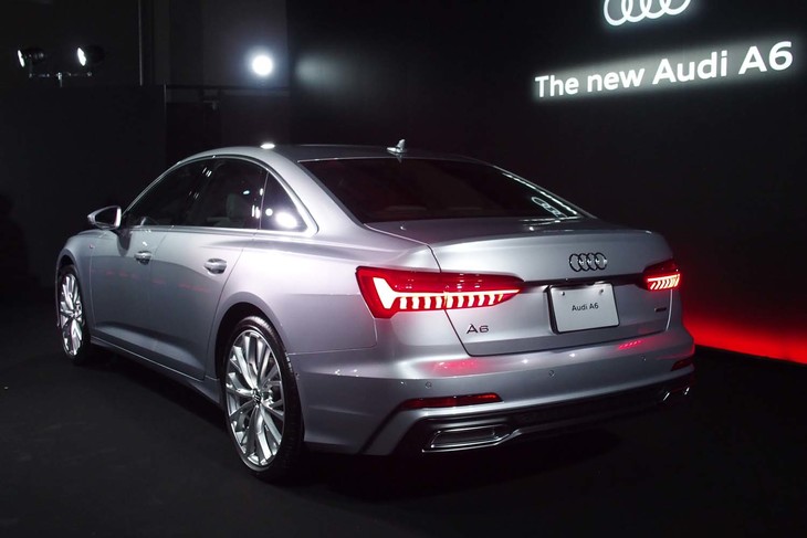 幅1.05m、容量530リッターの荷室を持つ「アウディA6セダン」。前後のブリスターフェンダーは「アウディ・クワトロ」に由来するもの。