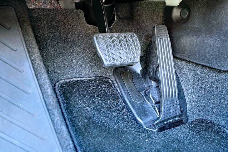 「LBX」のアクセル／ブレーキペダル。「GA-B」プラットフォームを用いる他のモデルでは、アクセルペダルがつり下げ式となっているのに対し、LBXではオルガン式につくり変えられている。