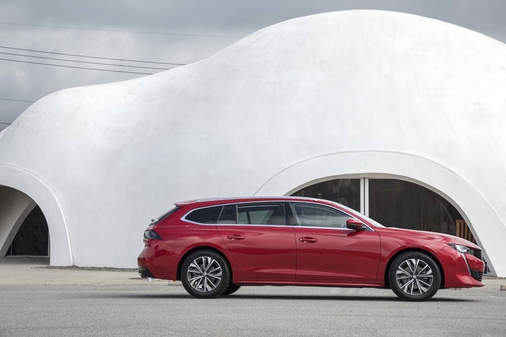 ボディーの全長は5ドアハッチバック車よりも40mm長い4790mm。延長分はすべてリアオーバーハングの拡大に充てられている。