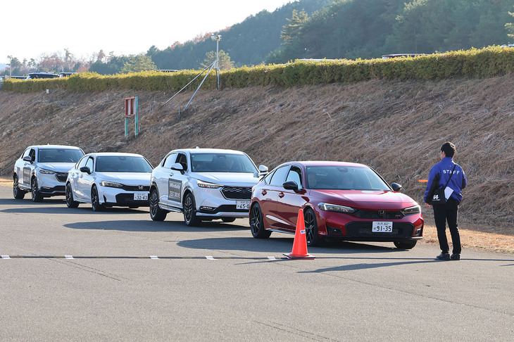 一般道での比較試乗用に用意された「シビック」と「ヴェゼル」。シビックでは、テールゲートスポイラーの有無による効果が、ヴェゼルでは、専用アルミホイール「MS-050」装着車の乗り味が体感できた。