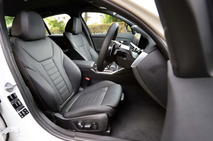 「Mスポーツ」には写真のスポーツシートが装備されている。標準仕様のシート表皮はアルカンターラとセンサテック（合皮）の組み合わせだが、試乗車ではオプションのヴァーネスカレザー（ブラック）が選択されていた。