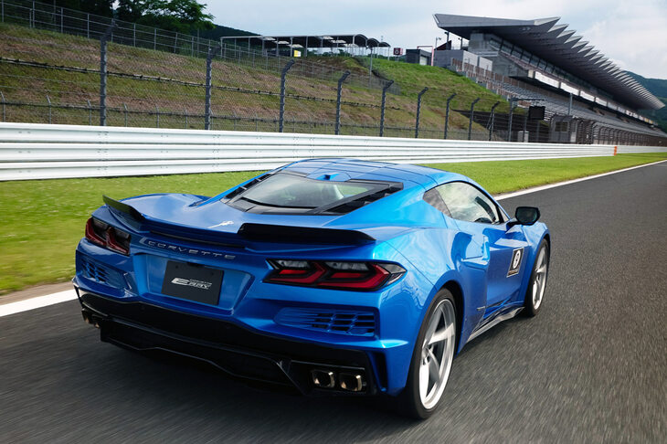富士スピードウェイのレーシングコースをデモランする「シボレー・コルベットE-Ray」。コルベット初の4WDモデルであり、初のハイブリッドモデルだ。（写真：ゼネラルモーターズ・ジャパン）