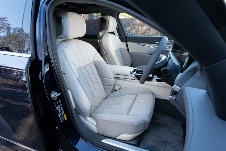 シート表皮はカシミア。レザーにはない柔らかな風合いが心地いい。