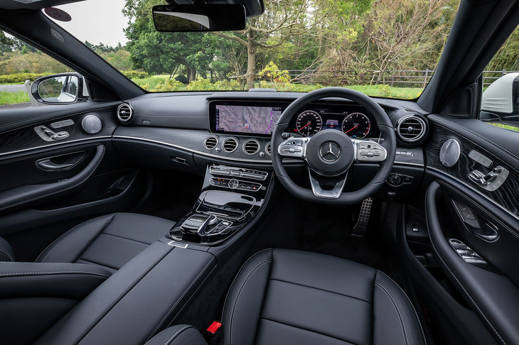 「AMGライン」が選択されていた試乗車のインテリア。マット仕上げの「ブラックアッシュウッド」と呼ばれるトリムや「AMGスポーツステアリング」「レザーARTICOダッシュボード」などがセットで組み込まれている。