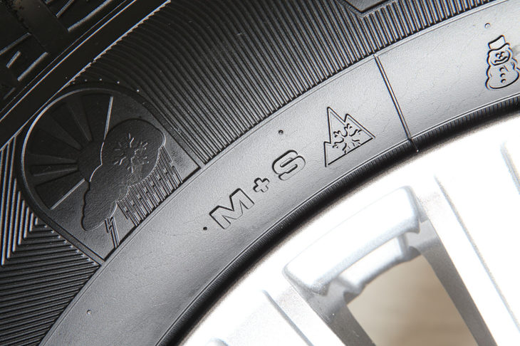 ブランドや販売店によっては「M＋S」マークしかないものも「オールシーズンタイヤ」と呼ぶ場合があるからややこしい。ある程度、雪上性能を有したタイヤを求めているのなら、「スノーフレーク」マークの付いた商品を探すべきだろう。