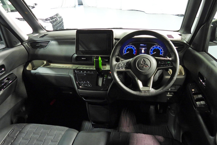 三菱デリカミニCHAMONIX SNOW GEAR（インストゥルメントパネルまわり）