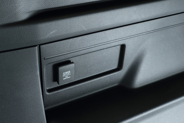 荷室にはアクセサリーソケット（DC12V）が装備される。