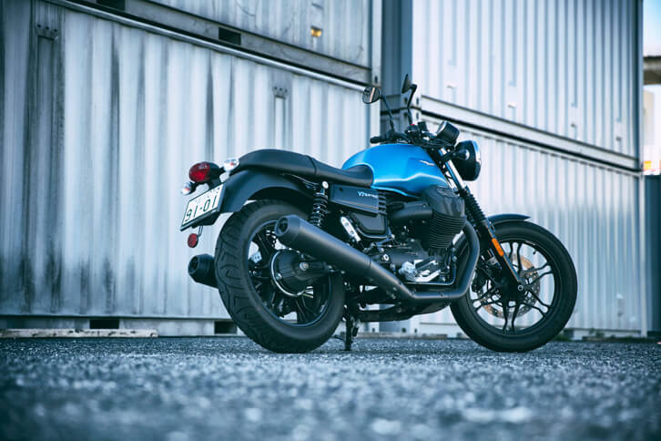 従来モデルからクラシカルなスタイリングは踏襲しつつ、より快適なライディングポジションが取れるよう各部を改良。シート高を下げるとともに、フットペグをより前方の低い位置へ移動させることで、あらゆる体格のライダーに理想的な運転姿勢を提供できるようになったという。