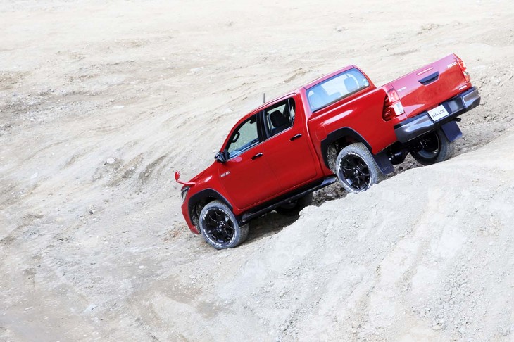 「ハイラックスZ」では写真のクリムゾンスパークレッドメタリックを含む全5色がラインナップされる。どのボディーカラーを選んでも、価格は同一設定となる。