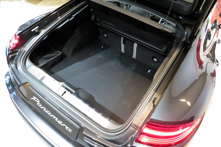 ポルシェ・パナメーラ ターボ（ラゲッジルーム）