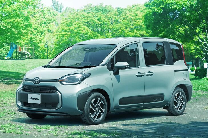 2022年8月に登場した3代目「シエンタ」。デザインに関しては、前衛的だった2代目から一転して親しみやすさを重視。車体色にも落ち着いたアースカラーが多数設定されている。