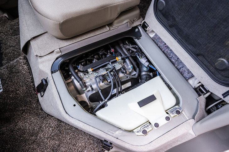 前席下に縦置きされるエンジンは0.66リッターの直3ターボで、最高出力64PS/6000rpm、最大トルク95N・m/3000rpmを発生。運転席、助手席とも座面を跳ね上げると、エンジンにアクセスできる。