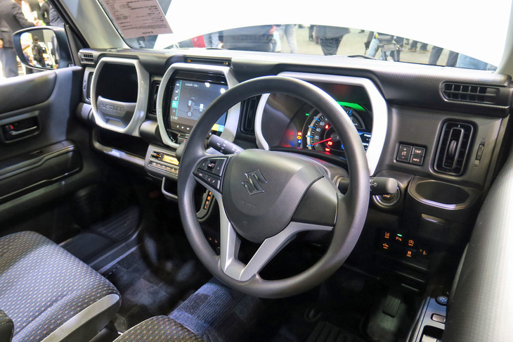 「ハスラー」のダッシュボードは大きな六角形を3つ並べたようなデザインが印象的だ。