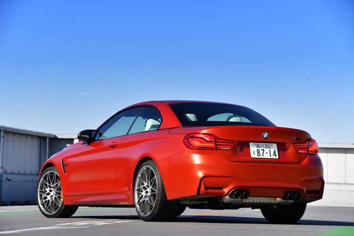 メタル製のルーフを閉じたたたずまいはクーペモデルのよう。リアエンドにはブラッククローム仕上げのエキゾーストパイプが顔をのぞかせる。