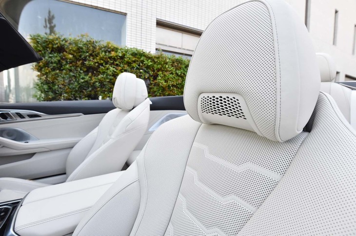 前席には、乗員の首まわりを温風で温める「エア・カラー」が備わる。シートヒーターやベンチレーション機能も標準装備。