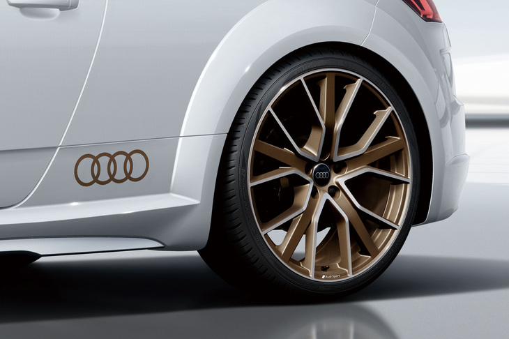 マットブロンズカラーにダイヤモンドカットを施したアウディスポーツ製20インチアルミホイール「5Vスポークスターデザイン」を標準装備する。