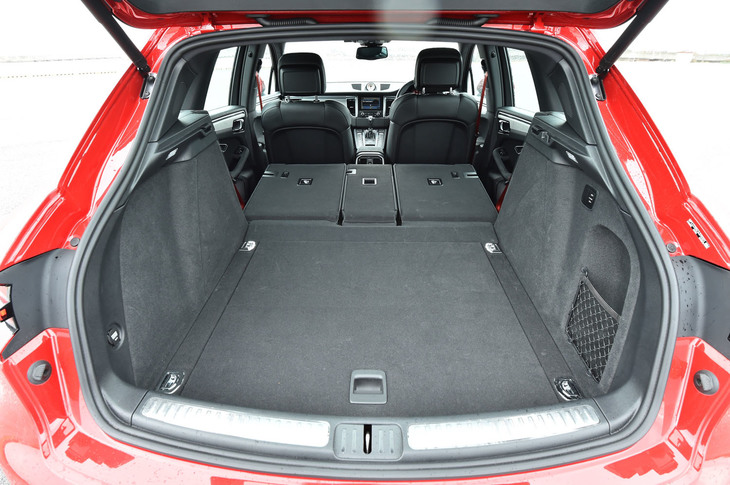 ラゲッジスペースの容量は5人乗車時で500リッター。後席の背もたれを前方に倒すことで1500リッターにまで拡大できる。
