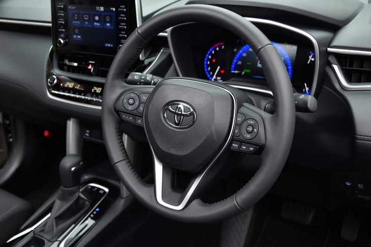 「カローラ クロス」は、運転支援システム「Toyota Safety Sense」を標準装備。「アクア」や「ランドクルーザー」の新型とは異なり、交差点での対向直進車の検知等には対応していないものの、自転車（昼間）や歩行者（昼夜）も検知可能なプリクラッシュセーフティーや、オートマチックハイビーム、ロードサインアシストなどが含まれる。