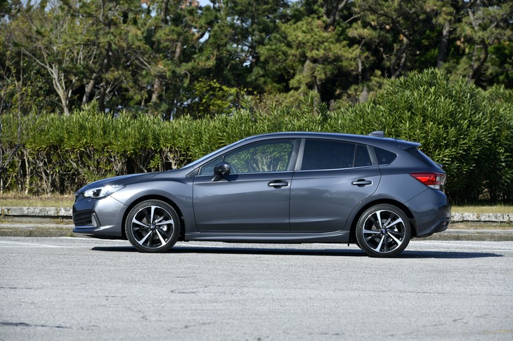 「インプレッサスポーツ」のボディーサイズは全長×全幅×全高＝4475×1775×1480mm、ホイールベース＝2670mm。フロントバンパーのデザイン変更によって、従来比で15mm全長が伸びた。