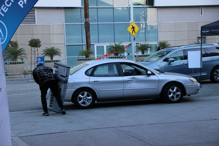 オートショーの関連イベント「オートモビリティーLA」で演奏していたバンドマン。トランクスルー機能を使い、商売道具のキーボードを見事「フォード・トーラス」に飲み込ませてしまった。