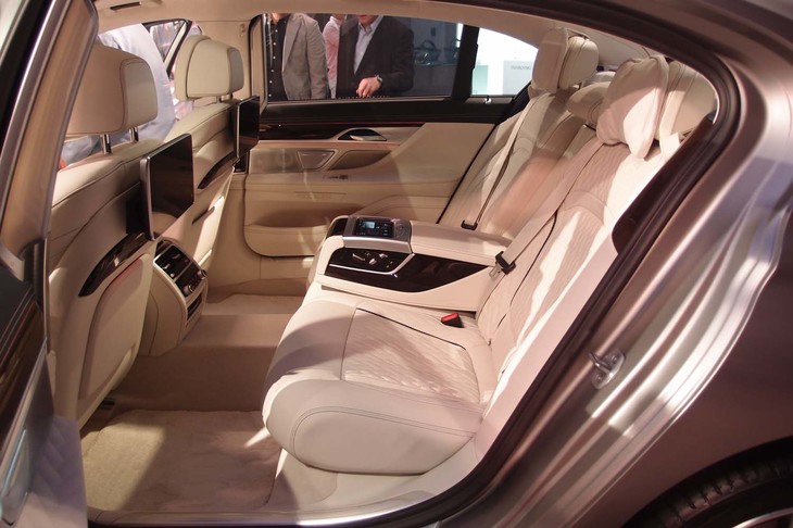 ロングホイールベースの最上級モデル「760Li xDrive V12エクセレンス」のリアシート。