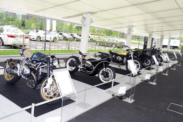 駐車場の一角には、BMWのモデルをベースにカスタムビルダーが改造を手がけたバイクが展示されていた。